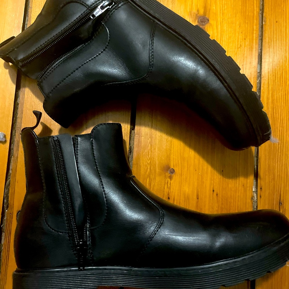 NWOT Men’s Black dress boots